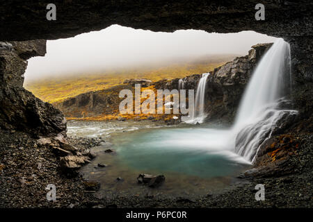 Les nuages bas accroché dans Skutafoss un jour de pluie. Banque D'Images