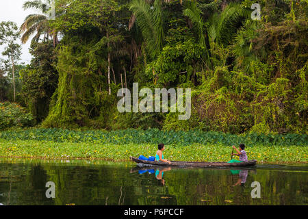 Femme indienne Embera et garçon dans une pirogue sur le Rio Chagres, parc national de Soberania, République du Panama. Banque D'Images