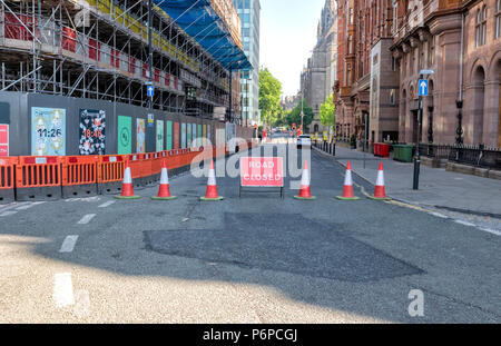 Cônes et une route fermée signer indiquent un chemin fermé dans le centre-ville de Manchester, au Royaume-Uni. Banque D'Images