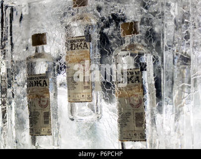 Trois bouteilles de vodka Koskenkorva finlandais célèbre gelés en glaçon. 20e Festival International de Sculpture de Glace je Banque D'Images