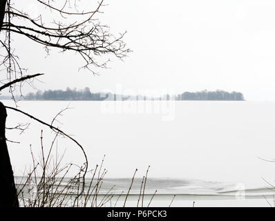 Un paysage tranquille minimaliste. Fond naturel. Vue aérienne panoramique de style minimaliste. Des tons noir et blanc dans la photographie minimaliste. Banque D'Images