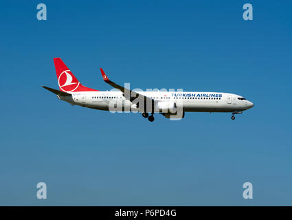 Turkish Airlines Boeing 737-900ER à l'atterrissage à l'aéroport de Birmingham, UK (TC-JYC) Banque D'Images