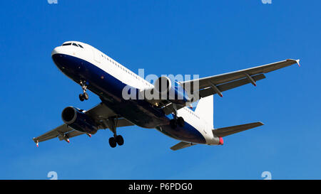 Grand avion de passagers à destination flying in sky Banque D'Images