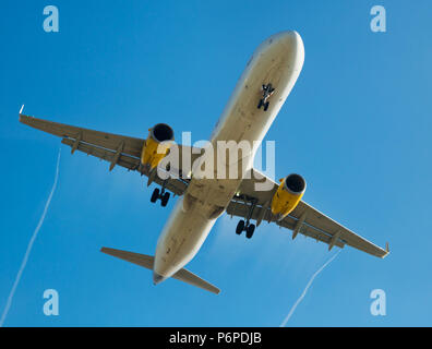 Grand avion de passagers à destination flying in sky Banque D'Images