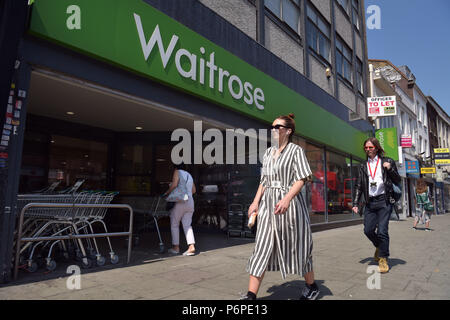 Supermarché Waitrose sur Camden Hight Street, au nord de Londres. Le John Lewis Partnership a annoncé qu'ils vendront cette boutique à Aldi Banque D'Images