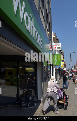 Supermarché Waitrose sur Camden Hight Street, au nord de Londres. Le John Lewis Partnership a annoncé qu'ils vendront cette boutique à Aldi Banque D'Images