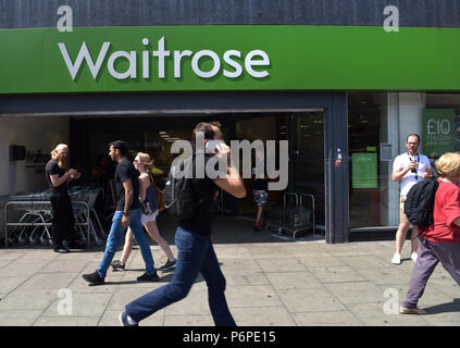 Supermarché Waitrose sur Camden Hight Street, au nord de Londres. Le John Lewis Partnership a annoncé qu'ils vendront cette boutique à Aldi Banque D'Images