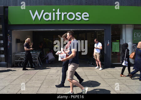 Supermarché Waitrose sur Camden Hight Street, au nord de Londres. Le John Lewis Partnership a annoncé qu'ils vendront cette boutique à Aldi Banque D'Images