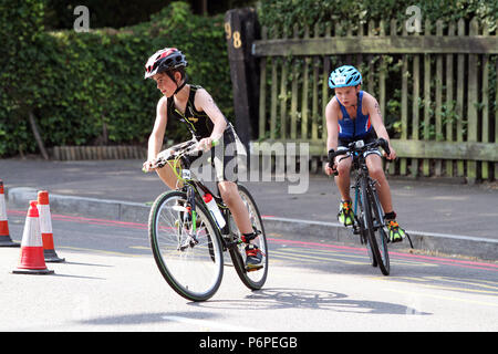 Les enfants prenant part à l'étape du cycle d'une école de triathlon de Londres du sud de l'Angleterre Banque D'Images