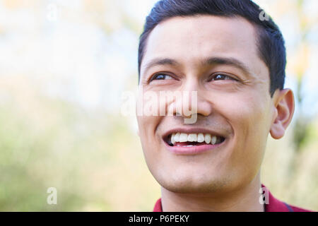 La tête et les épaules de plein air Portrait Of Smiling Young Man Banque D'Images