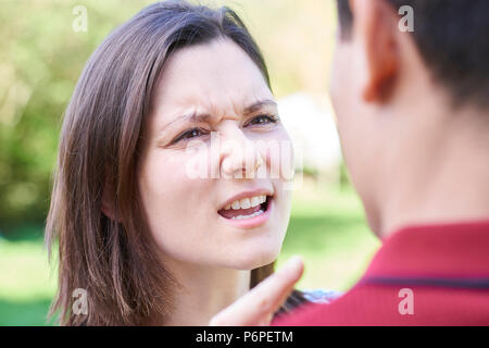 Piscine Shot of Young Couple Having Argument Banque D'Images