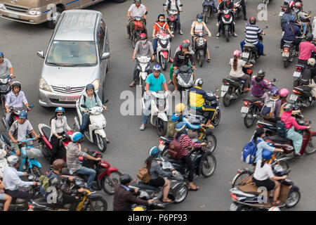 SAIGON, Vietnam, Mai 14 2017, la densité du trafic à l'intersection avec passant par les motos et les véhicules. Banque D'Images