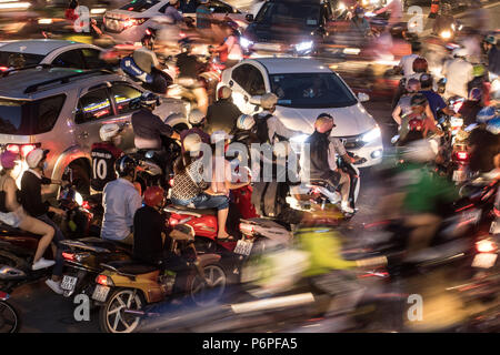 SAIGON, Vietnam, Mai 14 2017, la densité du trafic à l'intersection de nuit avec lumières floues en passant par les motos et les véhicules. Banque D'Images