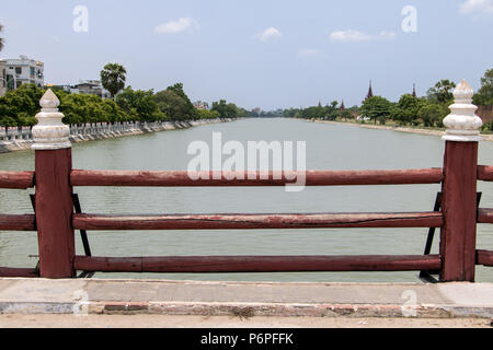 Garde-corps en bois sur le pont sur un canal au Palais Royal de Mandalay, Myanmar. Banque D'Images