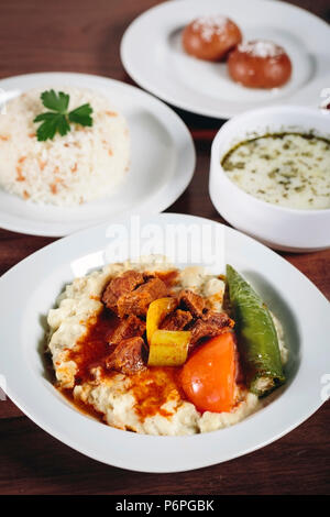 La nourriture turque Hunkar Begendi faite à l'aubergine et la viande. Banque D'Images
