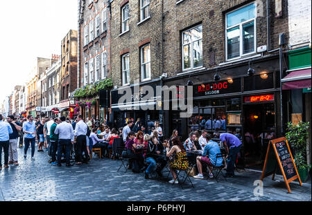 Les clients dînant en plein air dans une rangée de restaurants sur Berwick Street, Soho, Londres, Angleterre, Royaume-Uni. Banque D'Images