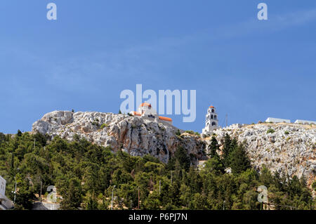 Eglise Aghios Savvas en hauteur sur la colline surplombant la ville de Pothia, Kalymnos Kalimnos, ou des îles du Dodécanèse, Grèce. Banque D'Images