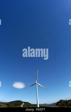 Éoliennes sur les hauteurs de Saint-Pons-de-Thomières, France Banque D'Images