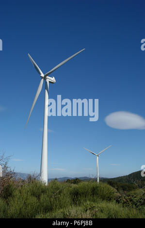 Éoliennes sur les hauteurs de Saint-Pons-de-Thomières, France Banque D'Images