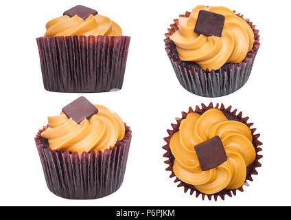 Cupcake au caramel muffins frais et de caramel sur fond blanc Banque D'Images