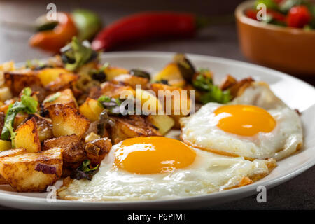 Les oeufs et les Frites avec de petits morceaux de gras de viande de porc, l'oignon et l'ail sur la plaque Banque D'Images