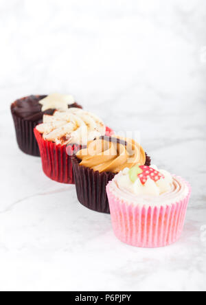 Cupcake muffins frais avec caramel et chocolat, de fraises et sur le caramel en bord Banque D'Images