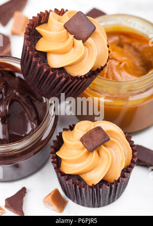 Cupcake au caramel muffins frais et de caramel sur en bord Banque D'Images