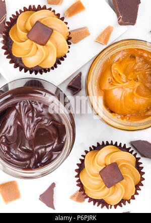 Cupcake au caramel muffins frais et de caramel sur en bord Banque D'Images