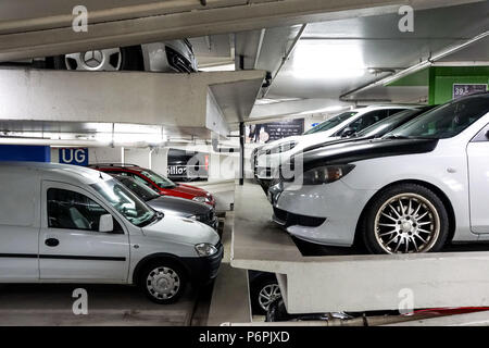 LUCERNE, SUISSE - 2 décembre 2017 : Multi-niveaux historique système de stationnement dans le centre ville. parking interne à la structure à plusieurs étages Banque D'Images