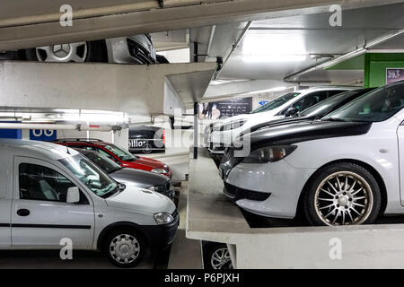 LUCERNE, SUISSE - 2 décembre 2017 : Multi-niveaux historique système de stationnement dans le centre ville. parking interne à la structure à plusieurs étages Banque D'Images