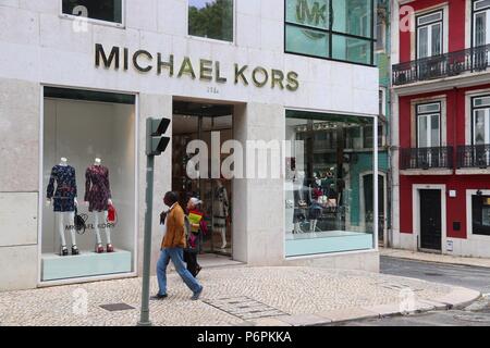 Lisbonne, Portugal - 6 juin 2018 : personne marche par Michael Kors fashion shop à l'Avenida da Liberdade (Liberty Avenue) à Lisbonne. Ce boulevard est renow Banque D'Images