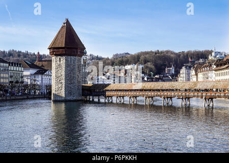 LUCERNE, SUISSE - 2 décembre 2017 : Pont de la chapelle et château d'eau, Lucerne. Le pont couvert en bois enjambe la rivière Reuss avec l avec Mt. Pilauts la hausse dans l'arrière-plan. Banque D'Images