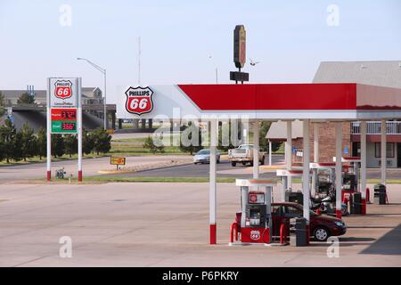 GOODLAND, KANSAS - JUIN 25 : Personnes remplir leurs citernes en station Phillips 66 le 25 juin 2013 à Goodland (Kansas). 66 Phillips avait des revenus de US$ 16 Banque D'Images