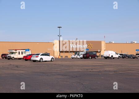 GOODLAND, KANSAS - le 25 juin : Les gens visiter Walmart le 25 juin 2013 à Goodland (Kansas). Walmart est une société de vente au détail avec 8 970 endroits et revenu Banque D'Images