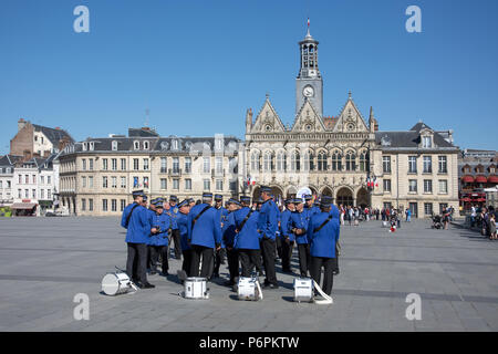 Les membres de la bande se sont réunis à la place de l' Hotel de Ville St Quentn Aisne France pour le défilé de la Victoire en Europe, le 8 mai 2018 Banque D'Images