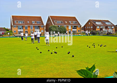 Les joueurs disposant d'une situation jeu de boules à Milford on Sea Bowls Club dans le soleil d'été. Hampshire Banque D'Images