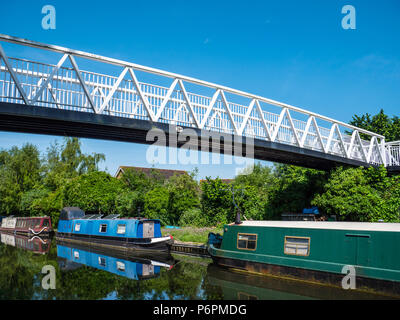 Passerelle d'Aldermaston, bateaux étroits, rivière Kennett, quai d'Aldermaston, Berkshire, Angleterre, RU, FR. Banque D'Images