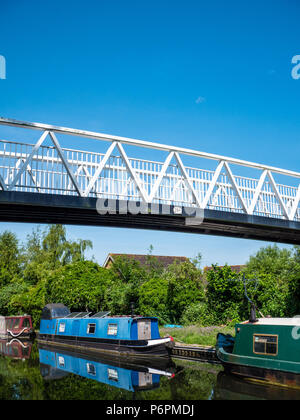 Passerelle d'Aldermaston, bateaux étroits, rivière Kennett, quai d'Aldermaston, Berkshire, Angleterre, RU, FR. Banque D'Images