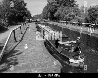 Voyager Bateau étroit, rivière Kennett, quai d'Aldermaston, Berkshire, Angleterre, RU, FR. Banque D'Images