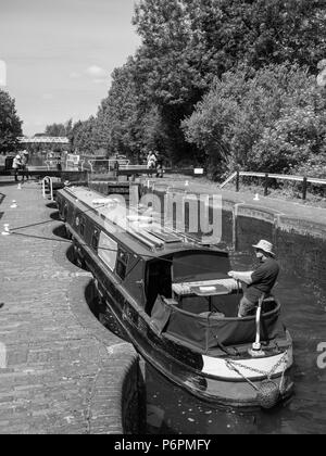 Voyager Bateau étroit, rivière Kennett, quai d'Aldermaston, Berkshire, Angleterre, RU, FR. Banque D'Images