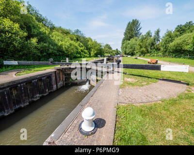 Paddleworth serrure de milieu, quai d'Aldermaston, Berkshire, Angleterre, RU, FR. Banque D'Images