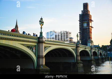 Westminster Bridge sur la Tamise et la tour de l'horloge (Big Ben) en construction. Banque D'Images