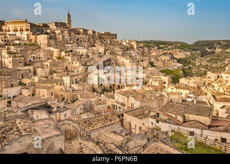 Sasso le Dodici Lune, quartier troglodyte dans la Gorge de Gravina, Site du patrimoine mondial de l'UNESCO, la cathédrale de Matera dans la distance, à Matera, Basilicate, Italie Banque D'Images