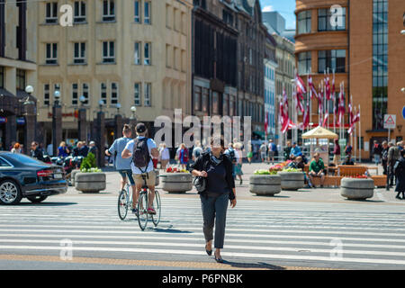 RIGA, Lettonie - 22 juin 2018 : les résidents locaux et les touristes à pied le long des rues du centre-ville. Banque D'Images