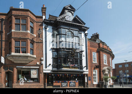 Les Trois Pigeons pub anglais traditionnel sur la high street, dans le centre-ville de Guildford, Surrey, UK Banque D'Images