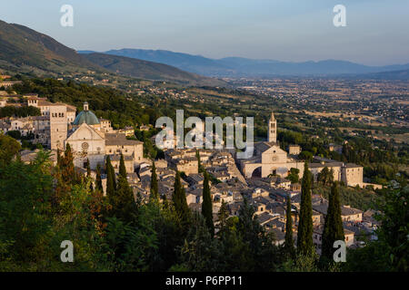 Vue panoramique de la vieille ville d'assise au coucher du soleil , l'Ombrie, Italie Banque D'Images