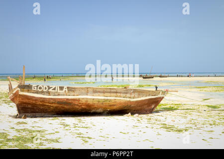 Zanzibar boutre de pêche Bateaux de pêche , voile traditionnelle brin à marée basse sur la côte de Zanzibar Banque D'Images