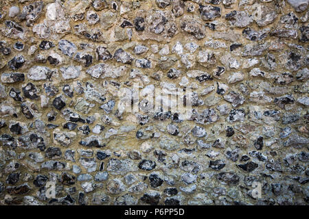 Silex construction de mur construit par des artisans à Pevensey, East Sussex, Angleterre Banque D'Images