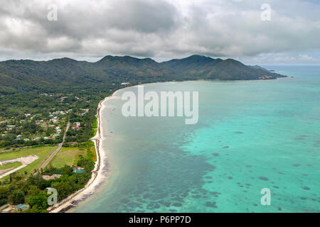 Vue aérienne de la Grande Anse sur Praslin, Seychelles dans l'Océan Indien. Banque D'Images