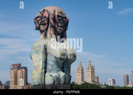 Huma Bhabha, nous venons en paix la pièce sur le toit du Metropolitan Museum of Art, New York, USA Le Jardin Banque D'Images